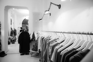 肩上有蝴蝶结的西服品牌，时尚与品质的完美融合